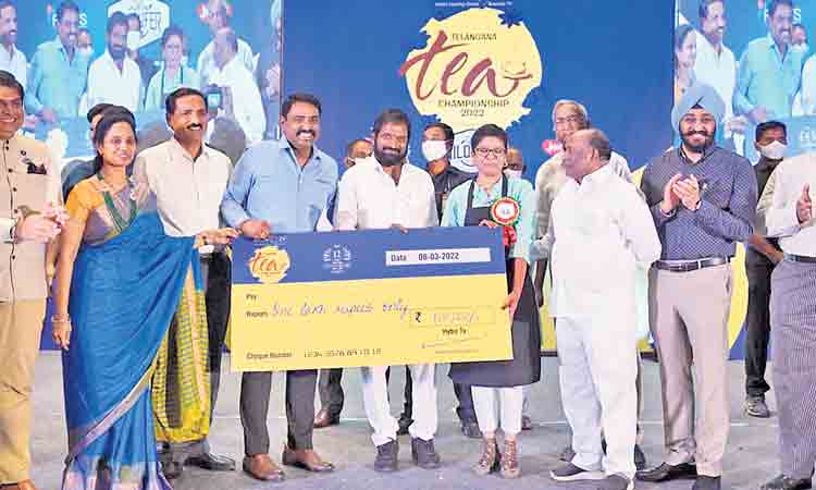 మహిళలకు ప్రోత్సాహమిస్తే.. ఆదర్శంగా నిలవడం ఖాయం