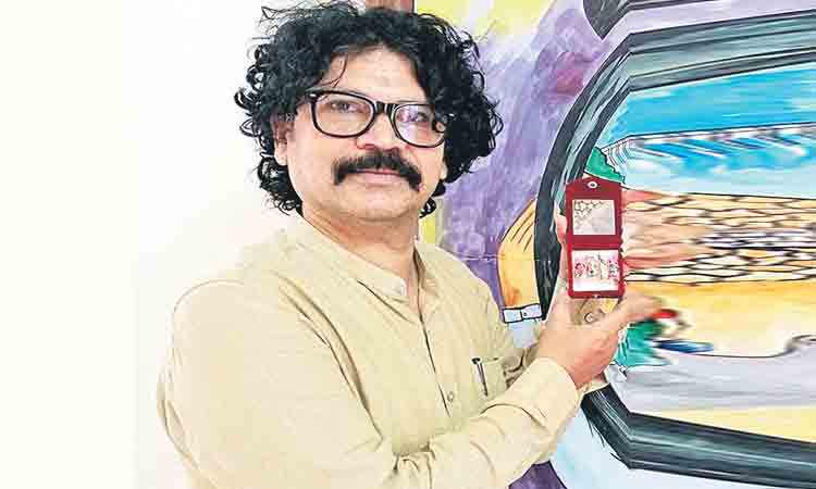 గోళ్లపై చిత్రాలు వేసినారు..