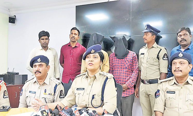 బంగారాన్ని కాజేసిన నిందితుల అరెస్ట్‌