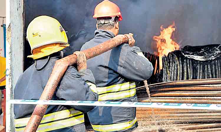 పొగ కమ్మేసి.. ఊపిరాడక..!