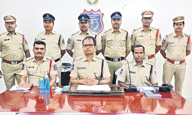 మాటువేసి.. కత్తులతో పొడిచి..