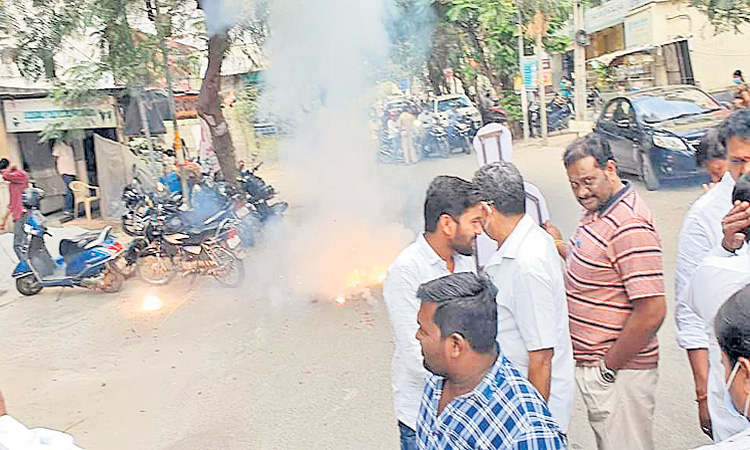 పటాకులు పేల్చి.. మిఠాయిలు పంచి