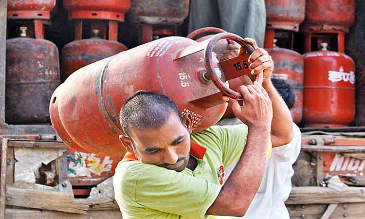 గ్యాస్‌ గండం..మోదీకోదండం