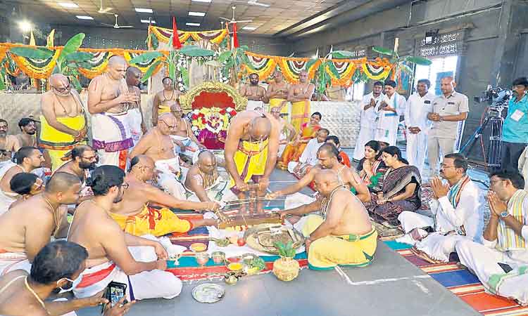 యాదాద్రిలో పంచ కుండాత్మక మహాయాగానికి శ్రీకారం