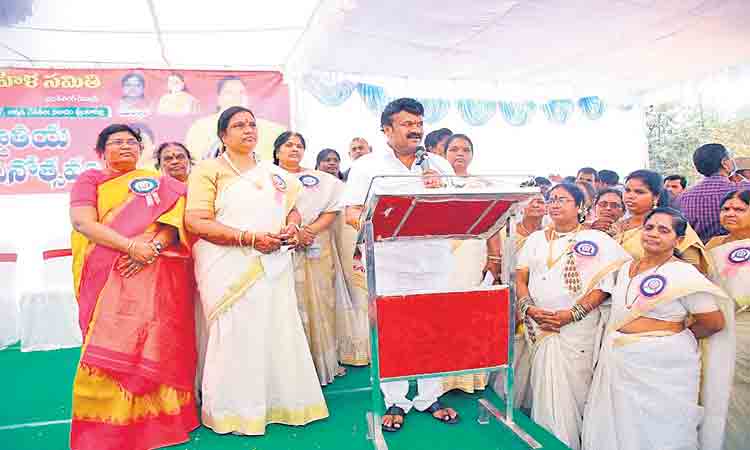 మహిళా బాంధవుడు సీఎం కేసీఆర్‌