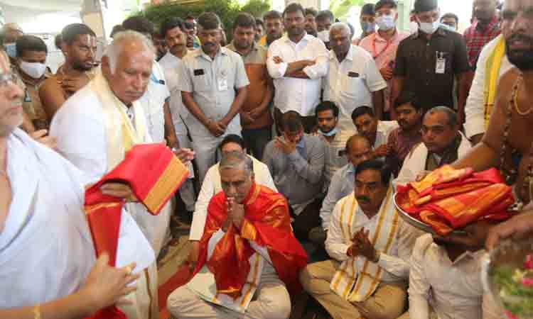 ఫిల్మ్ న‌గ‌ర్ వెంక‌టేశ్వ‌ర స్వామి టెంపుల్‌లో హ‌రీశ్ రావు పూజ‌లు