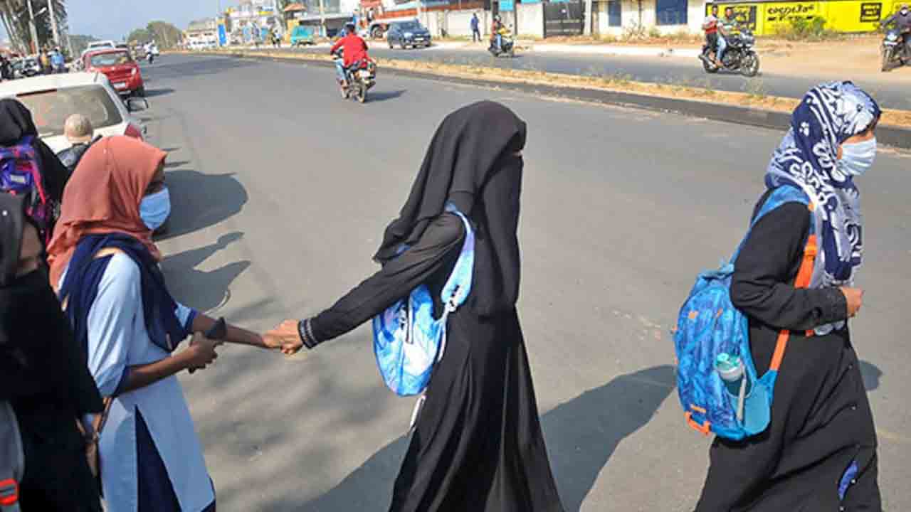 హిజాబ్ వివాదంపై నేడే తీర్పు.. విద్యాసంస్థ‌ల‌కు సెల‌వులు