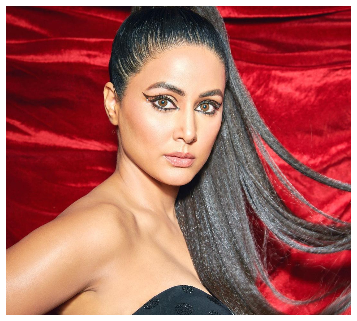 Hina Khan | చురకత్తుల్లాంటి చూపులతో చంపేస్తున్న హీనా ఖాన్..