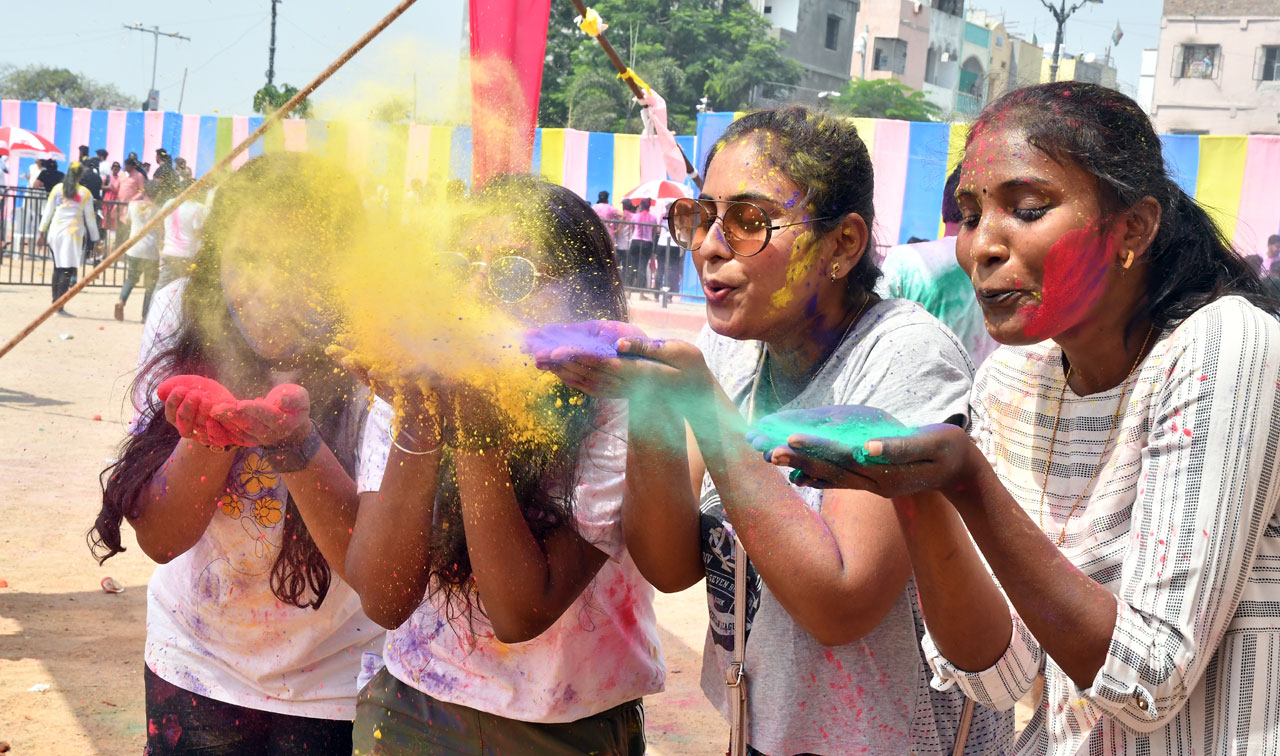 Holi | హోలీ ముందు జరుపుకునే కాముని పున్నమి విశిష్టత ఏంటి?