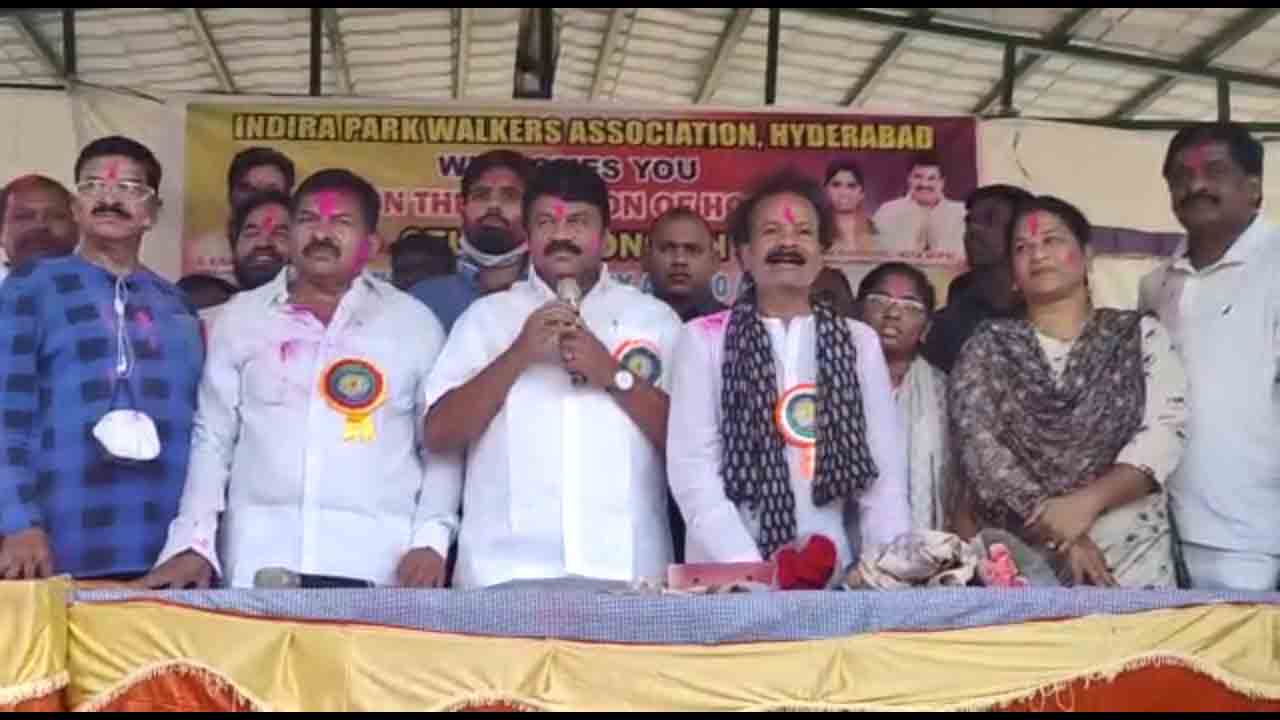 హోలీ వేడుక‌ల్లో పాల్గొన్న మంత్రి త‌ల‌సాని శ్రీనివాస్ యాద‌వ్