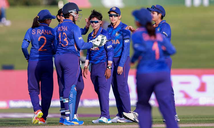 IND-W vs PAK-W | విజయానికి చేరువలో భారత్‌.. పాక్‌ 127/9