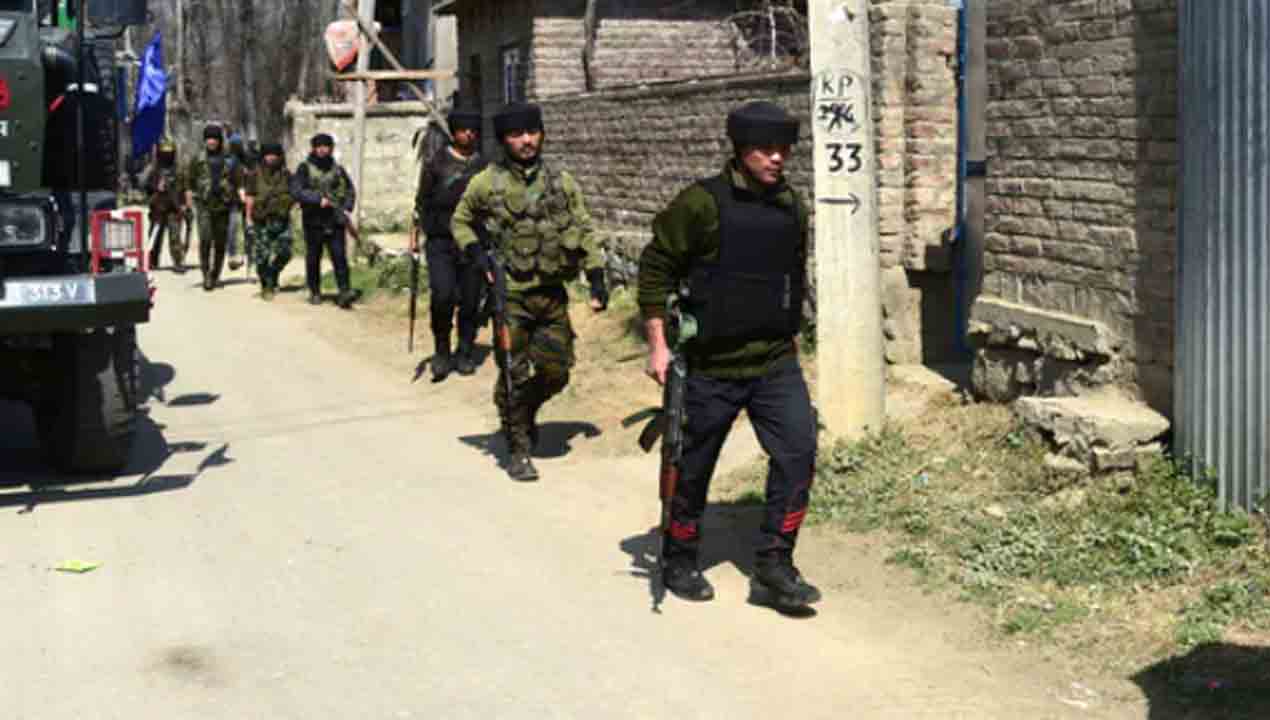 జమ్ముకశ్మీర్‌లో పౌరుడ్ని కాల్చి చంపిన ఉగ్రవాదులు… పుల్వామాలో స్థానికేతరుడిపై దాడి