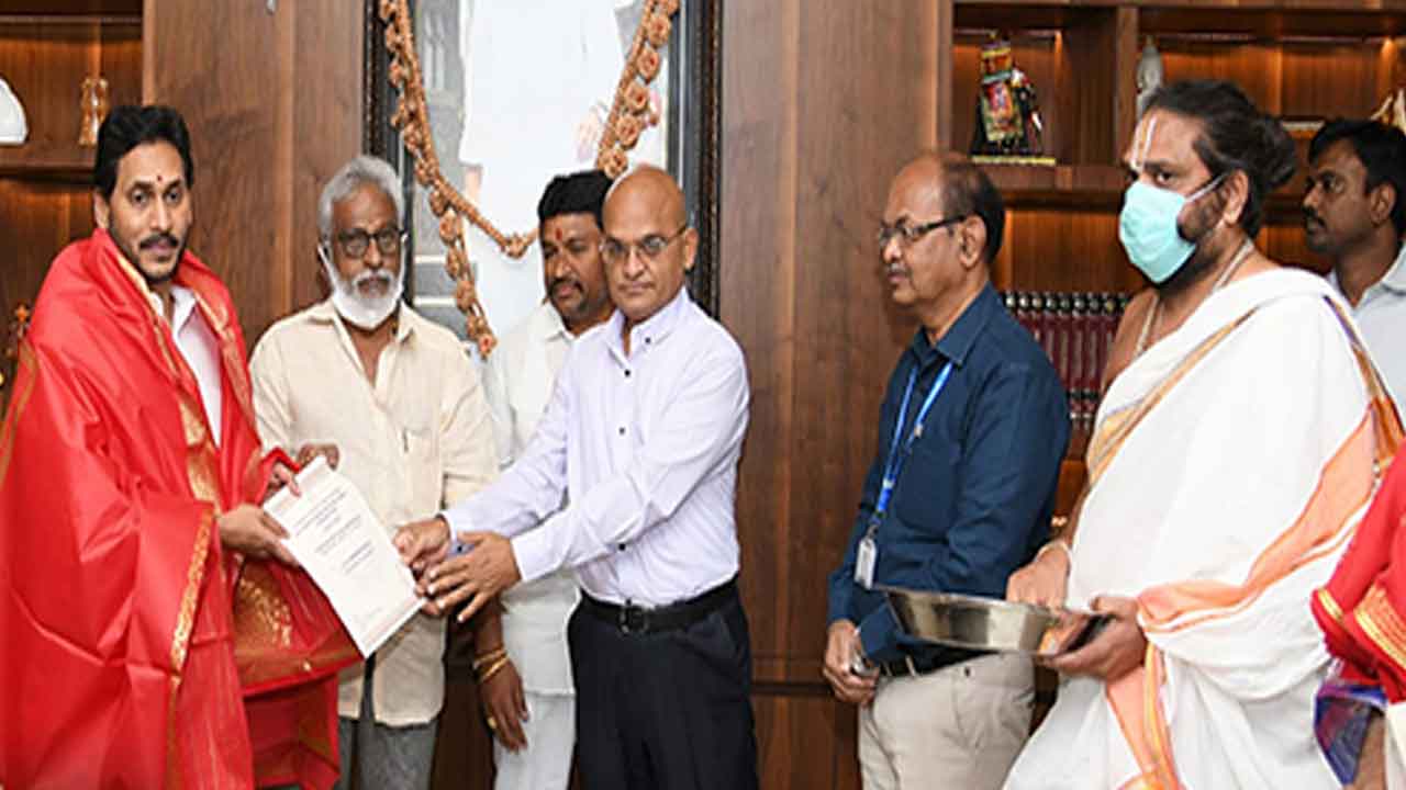 విశాఖలో 125 అడుగుల వెంకన్న విగ్రహం.. కుంభాభిషేకానికి రావాలని జగన్‌కు ఆహ్వానం