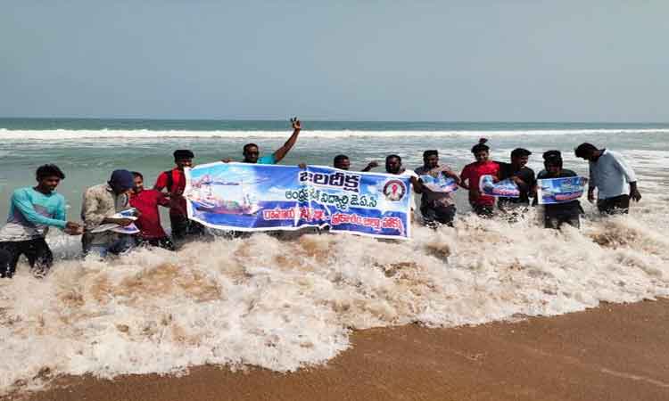 కందుకూరును నెల్లూరులో కలపొద్దు.. ఏపీవీజేఏసీ జలదీక్ష