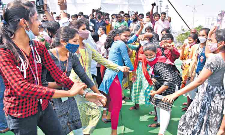 అభివృద్ధి వ్యతిరేకులకు బుద్ధి చెప్పాలె