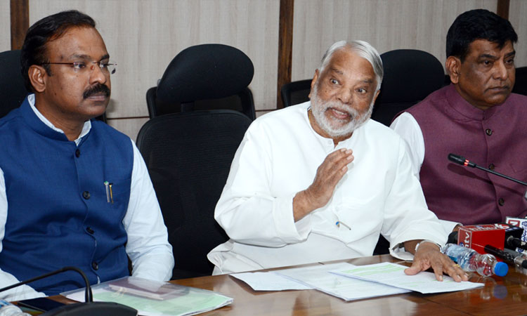 ఉపాధికి కేంద్రం ఎసరు