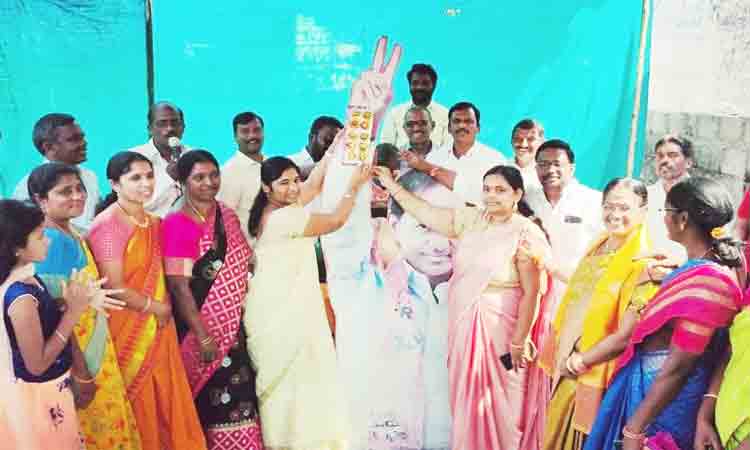 మహిళల అభ్యున్నతికి కేసీఆర్‌ కృషి