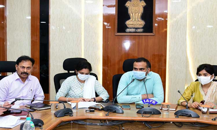 డెయిరీ, పౌల్ట్రీ యూనిట్లకు ప్రాధాన్యమివ్వాలి