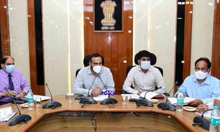 రైతులందరికీ పంట రుణాలు ఇవ్వాలి