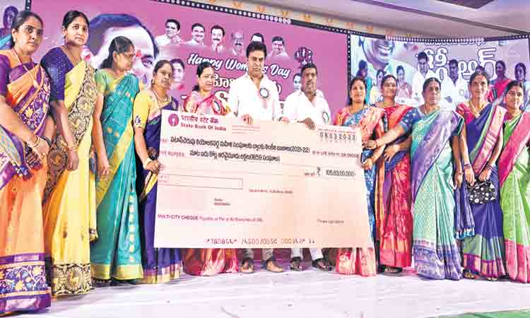 మహిళలకు సీఎం కేసీఆర్‌ అండ