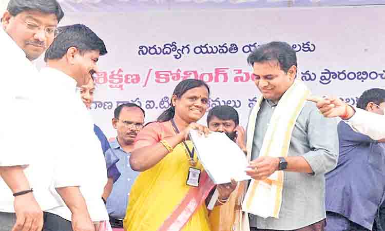 నిధులు కేటాయించాలని మంత్రికి వినతి