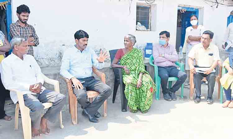 కార్లు.. ట్రాక్టర్లు.. హార్వెస్టర్లు!