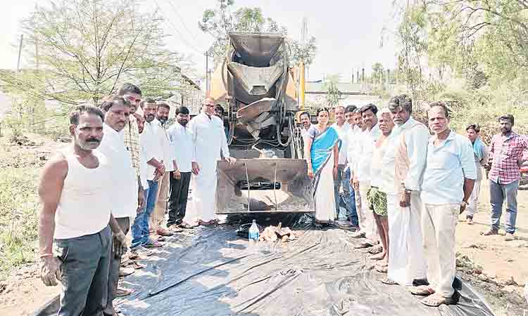 పలు గ్రామాల్లో సీసీ రోడ్డు నిర్మాణ పనులు ప్రారంభం