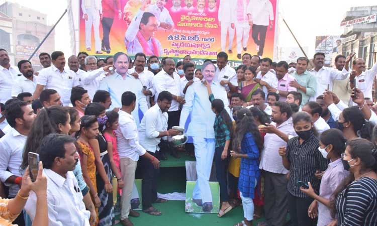 కరీంనగర్‌కు ప్రభుత్వ మెడికల్‌ కాలేజీ.. సీఎం కేసీఆర్‌ చిత్రపటానికి పాలాభిషేకం