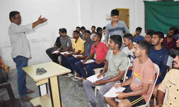 కొలువు.. కొట్టేసెయ్‌