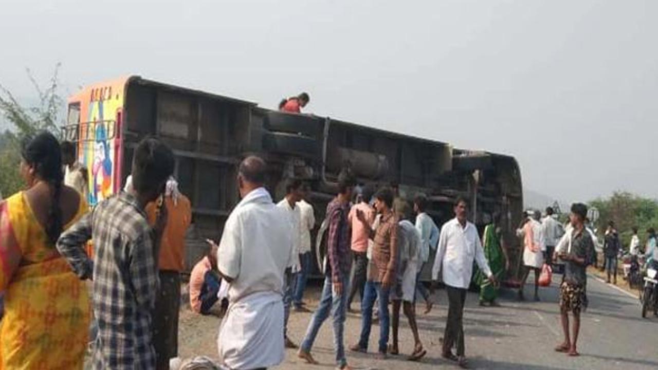 కర్ణాటకలో బోల్తాపడిన బస్సు.. 8 మంది దుర్మరణం