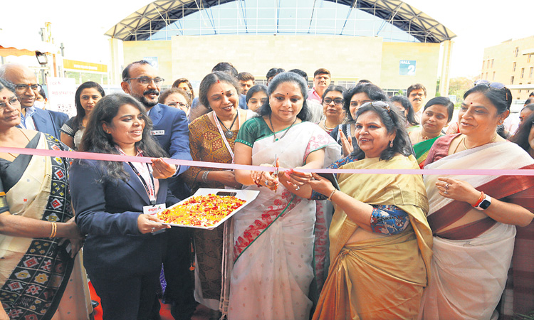 మహిళలు వ్యాపారాల్లో రాణించాలి