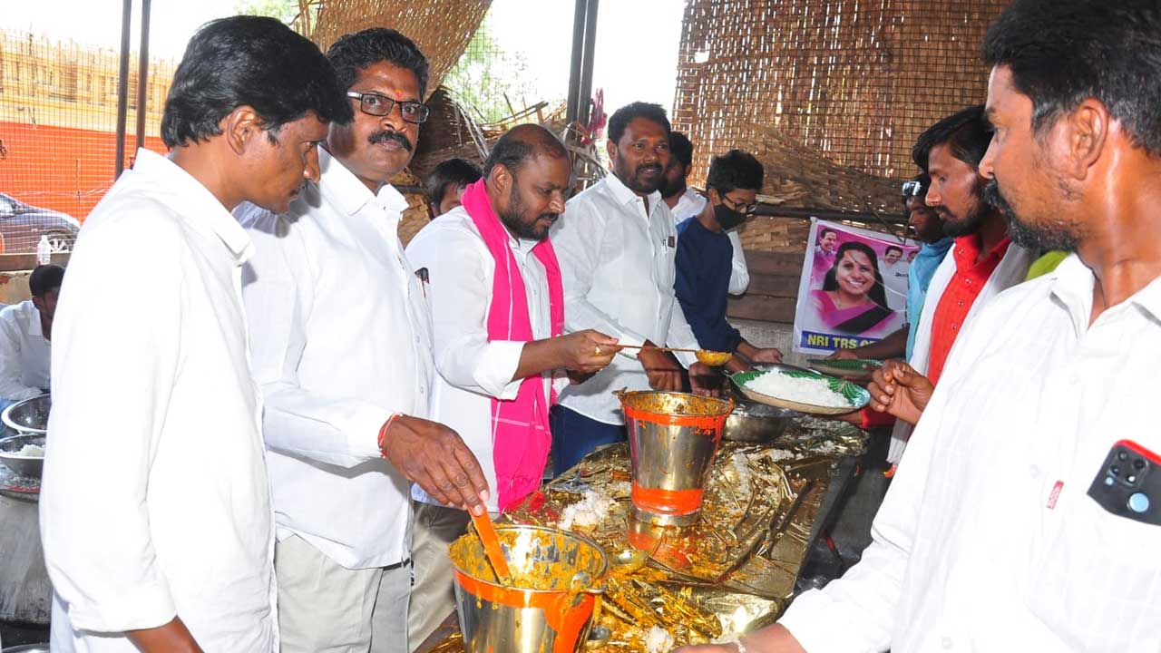 కొండగట్టులో టీఆర్‌ఎస్‌ ఎన్నారై శాఖ ఆధ్వర్యంలో కవిత జన్మదిన వేడుకలు