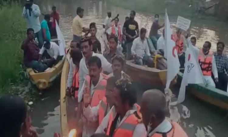 నరసాపురాన్ని జిల్లా కేంద్రంగా ప్రకటించాలి.. కొత్తపల్లి వినూత్న ర్యాలీ