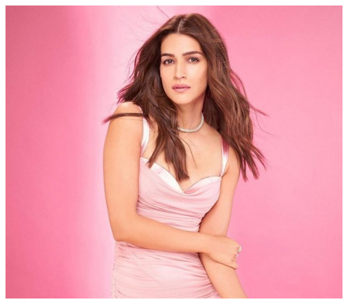 Kriti Sanon | మినీ స్కర్ట్‌లో సెగలు పుట్టిస్తున్న కృతి సనన్..