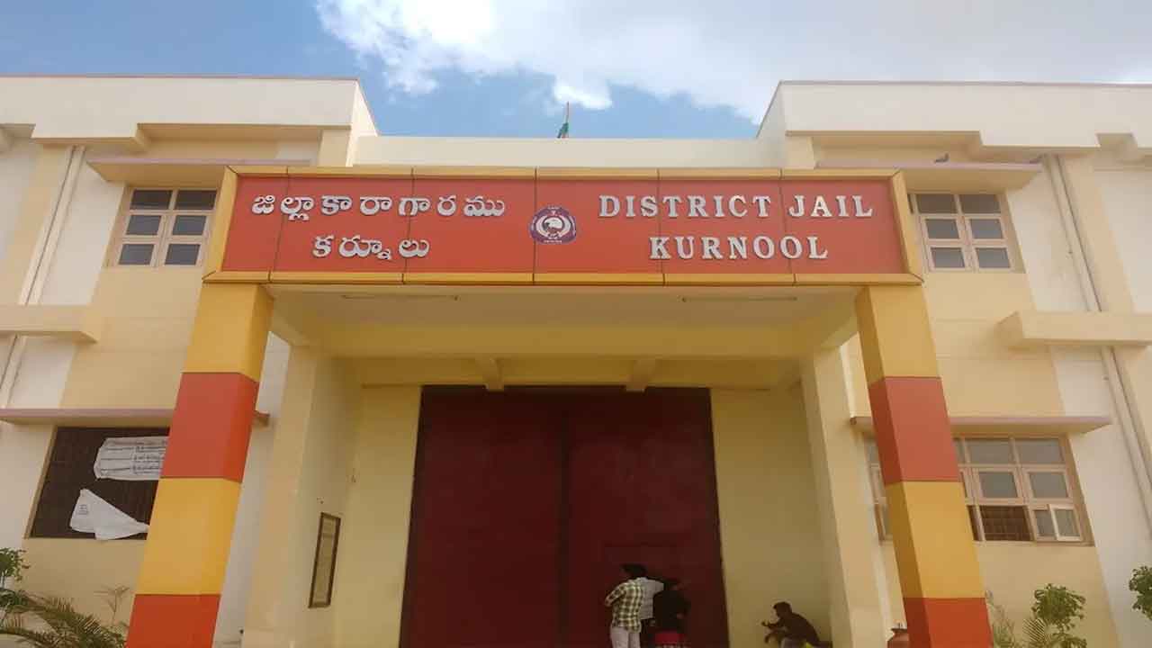 జైలు నుంచి ఖైదీ పరారీ.. ఉదయానికల్లా తిరిగి పత్య్రక్షం