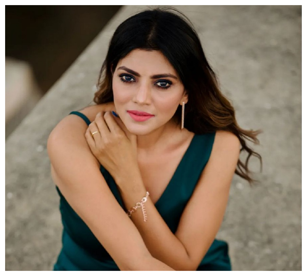 Lahari Shari | గ్లామర్‌తో కుర్రకారు మైండ్ బ్లాక్ చేస్తున్న బిగ్‌బాస్ బ్యూటీ లహరి శారీ