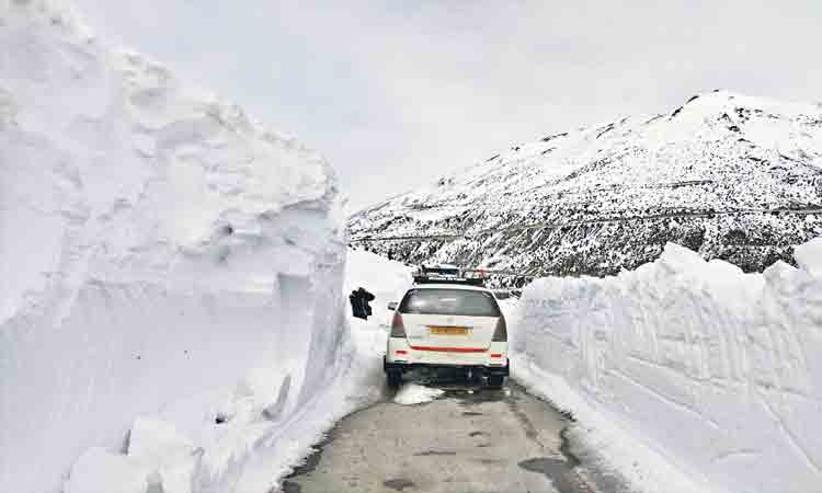 కొండలా పేరుకుపోయిన మంచు