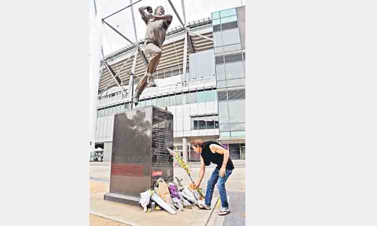 వార్న్‌కు కన్నీటి నివాళి