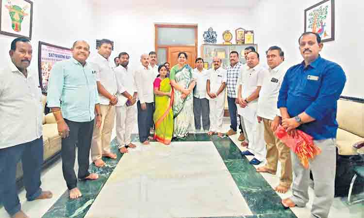 బీజేపీకి గిరిజనులు బుద్ధి చెప్పాలి