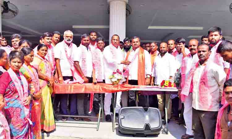 పునాదులు సడలుతున్న విపక్షాలు