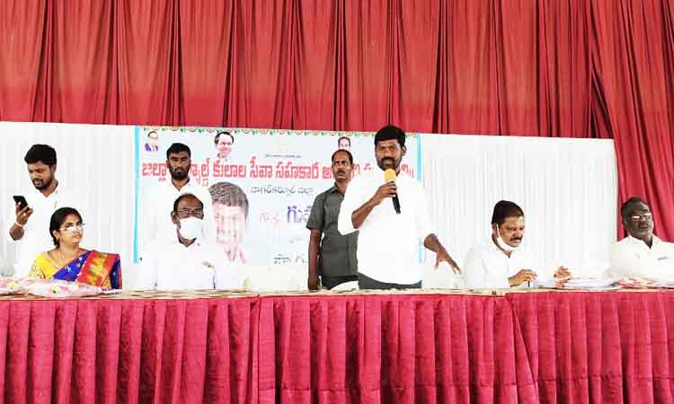 రైతుల నోట్లో మట్టికొడుతున్న కేంద్రం