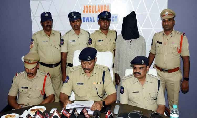 సెల్‌ఫోన్‌ కొనివ్వలేదని.. తల్లిని చంపిన తనయుడు