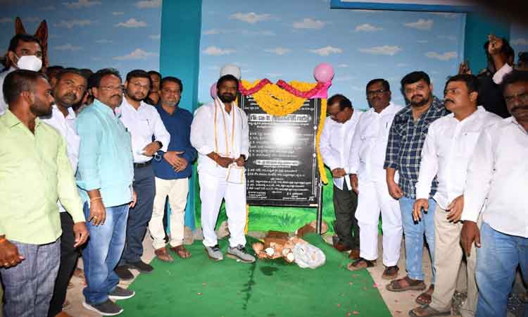 అభివృద్ధిని చూసి కండ్లు మండుతున్నాయ్‌