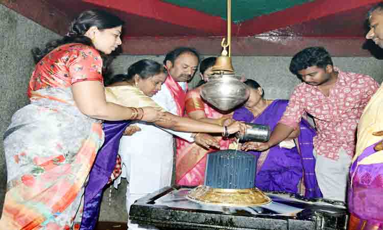 శివాలయాల్లో ప్రత్యేక పూజలు ఉపవాసాలు, జాగరణ