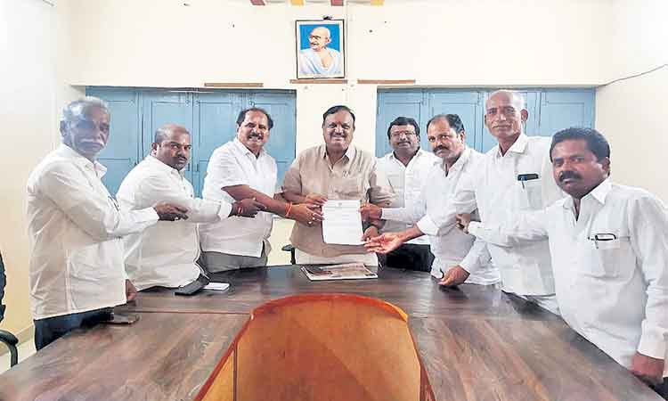 కేంద్రం ధాన్యాన్ని కొనాలని తీర్మానం