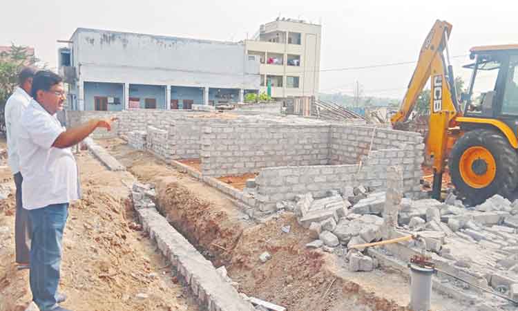 పెద్దచెరువు ఆక్రమణలపై కొరడా