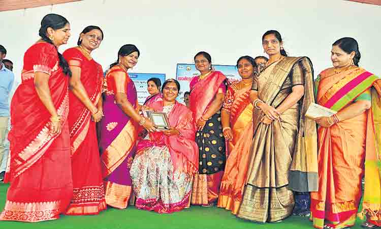 మహిళలు అన్ని రంగాల్లో ముందుండాలి