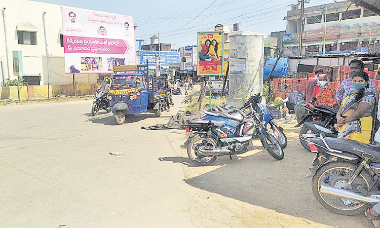 బస్టాండులో పార్కింగ్‌ అస్తవ్యస్తం