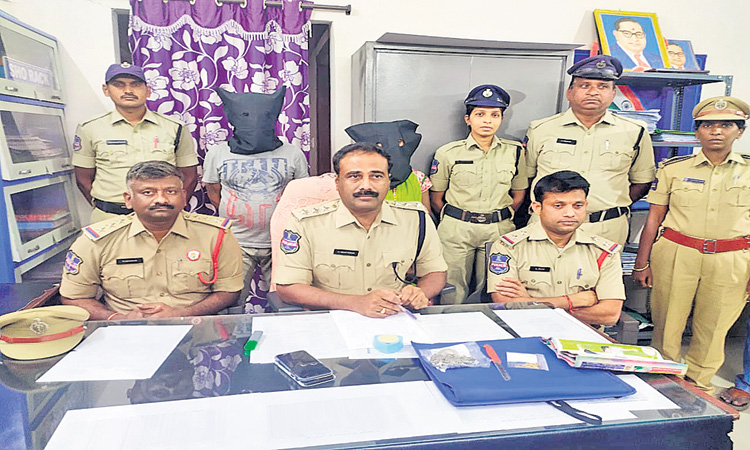 ప్రియుడితో కన్న తల్లిని హత్యచేయించిన కూతురు