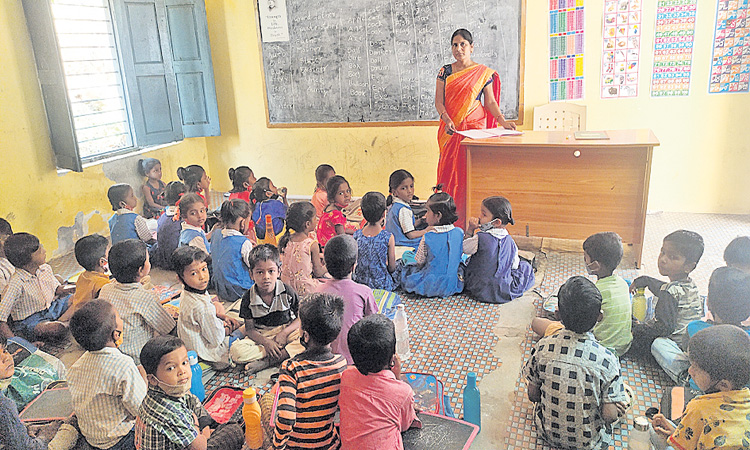 ఆంగ్ల మాధ్యమంతో విద్యార్థులకు బంగారు భవిష్యత్తు